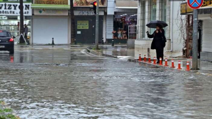 Sarı kodla uyarılan Antalya'yı sel vurdu