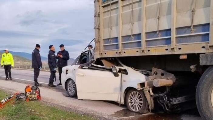 Cenaze yolunda korkunç kaza! Otomobil TIR'a ok gibi saplandı: 2 kişi hayatını kaybetti