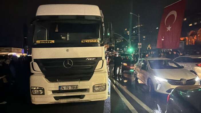 İstanbul'da korkunç kaza: Karşıya geçmek isteyen kadın kamyonun altında kaldı