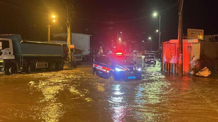 Alanya'yı sel vurdu! Araçlar yolda mahsur kaldı