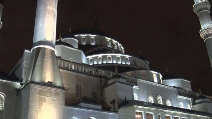 Başkent Ankara'da ilk teravih heyecanı: Namaz kılındı, dualar edildi