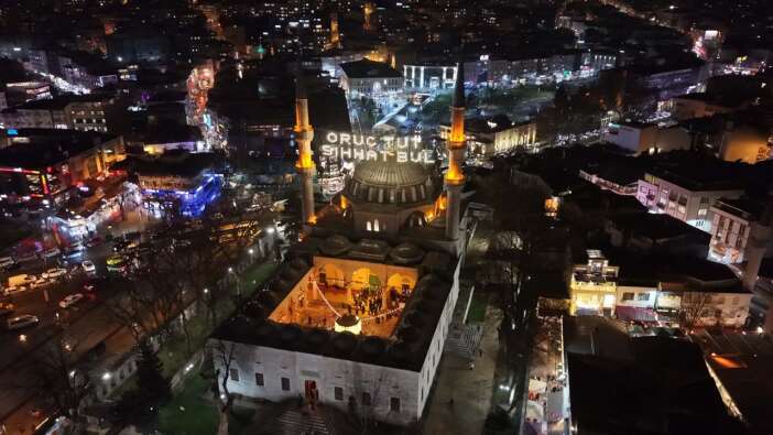 İstanbul'da ilk teravih: Vatandaşlar Eyüpsultan ve Üsküdar'a akın etti