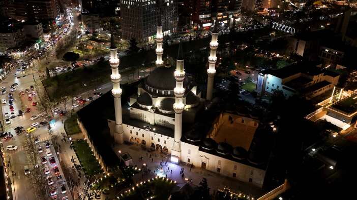 Balkanlar'da Ramazan coşkusu: Camiler doldu taştı