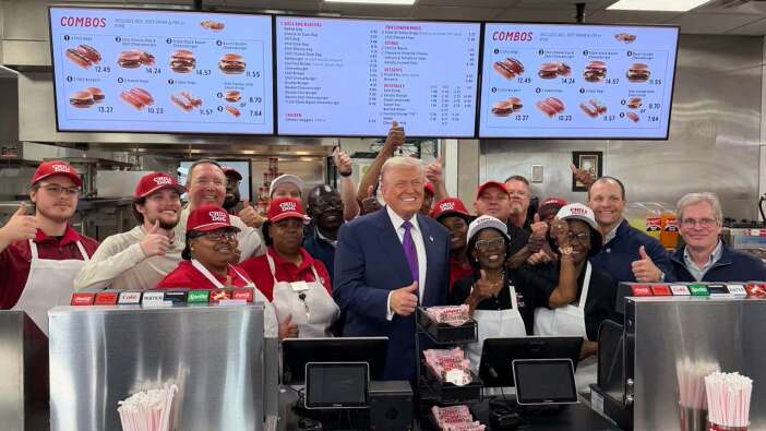 Trump'tan başkanlık uçağı için hamburger siparişi