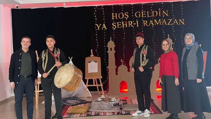 Davul ve mani geleneği lise öğrencileri tarafından yaşatılıyor