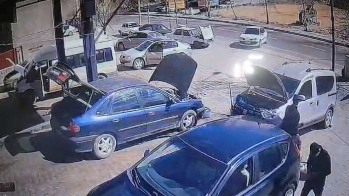 Mardin'de el freni çekilmeyen aracın anayola kaydığı anlar