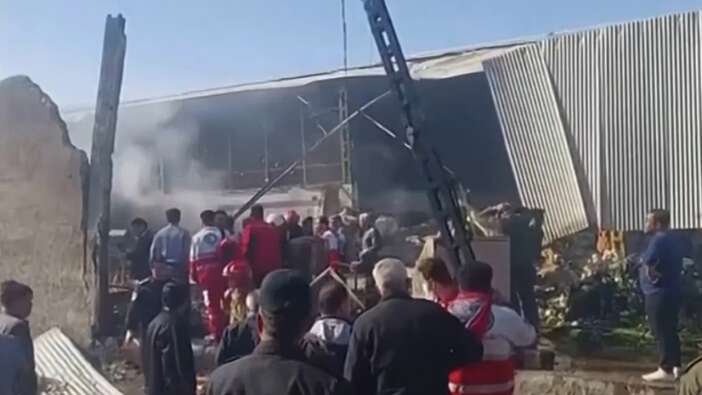İran'da kaos başladı mı? İsfahan'da dehşet: Askeri helikopter pazar yerine düştü! Ölü ve yaralılar var...