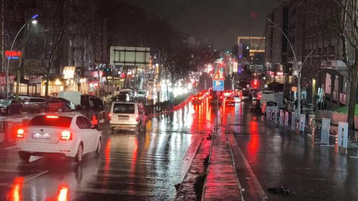 İstanbul'da sağanak etkili oldu! Yağışın etkili olduğu bazı bölgelerde ise trafik yoğunluğu oluştu
