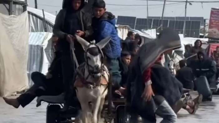 Gazze'de yeni sorun sağanak yağış: Yerinden edilen Filistinlilerin çadırlarını su bastı