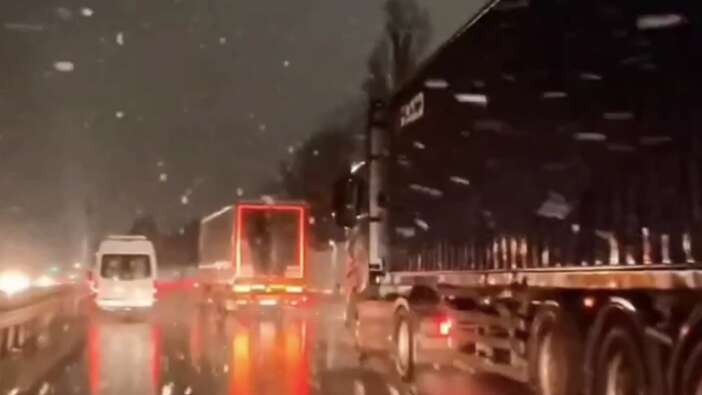 Meteoroloji günlerdir uyarıyordu! Kar İstanbul'a Hadımköy'den giriş yaptı! Lapa lapa yağıyor...