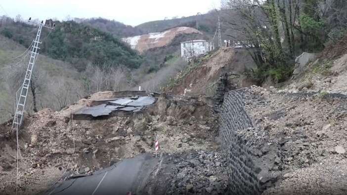 Ordu'da heyelan: İstinat duvarı yıkıldı, yol çöktü