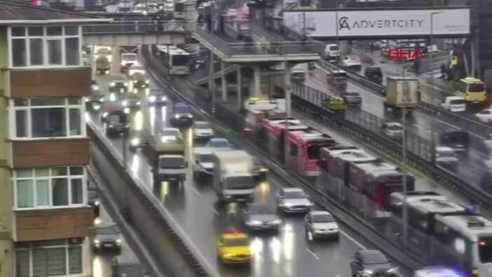 Avcılar'da metrobüsler birbirine girdi! Yaralılar var...