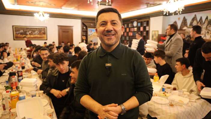 Nevşehir'de Rasim Arı ile makamda klasikleşen gelenek: Yaklaşık 250 gençle makam odasında sahur: "Gençlerimizle çok keyifli bir sahur yapıyoruz"