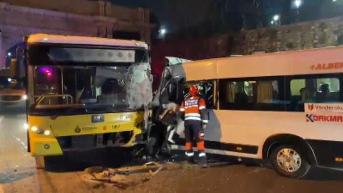 Beşiktaş'ta sabah kaosu: İETT otobüsü ve servis çarpıştı! Trafik akışı tamamen durdu...