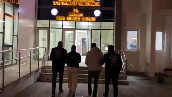 Adres İzmir: kendilerini polis olarak tanıtıp, 2 kişiyi gasp ettiler