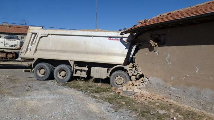 Malatya'da freni boşalan kamyon eve girdi