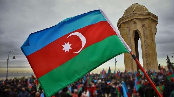Azerbaycan İran sınırından yük araçları geçişlerini askıya aldı