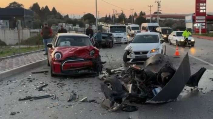İzmir’de üç aracın karıştığı zincirleme kaza: 3 yaralı