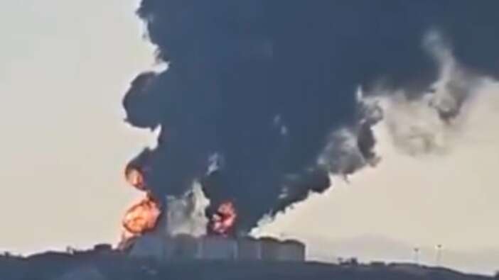 İran mı yoksa yeni bir sahte bayrak mı? Umman'da limana saldırı! En büyük petrol depolama tesisi vuruldu