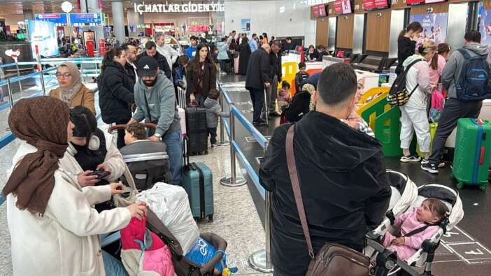 Ara tatil ve bayram birleşti: Havalimanları doldu taştı