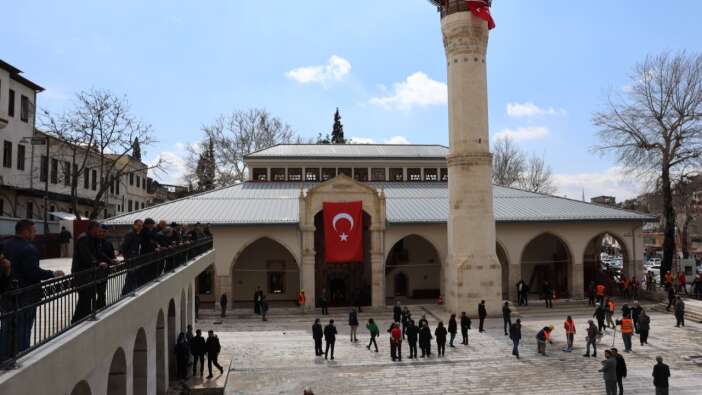 Depremde ağır hasar görmüştü: Asırlık emanet cemaatiyle kavuştu! Kahramanmaraş Ulu Camii Kadir Gecesi'nde yeniden ibadete açıldı