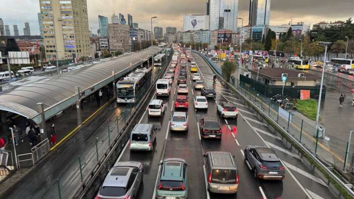 İstanbul'da trafik yoğunluğu yüzde 80'i buldu