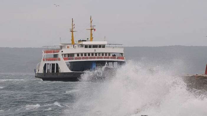 Gökçeada ve Bozcaada feribot seferlerine fırtına engeli