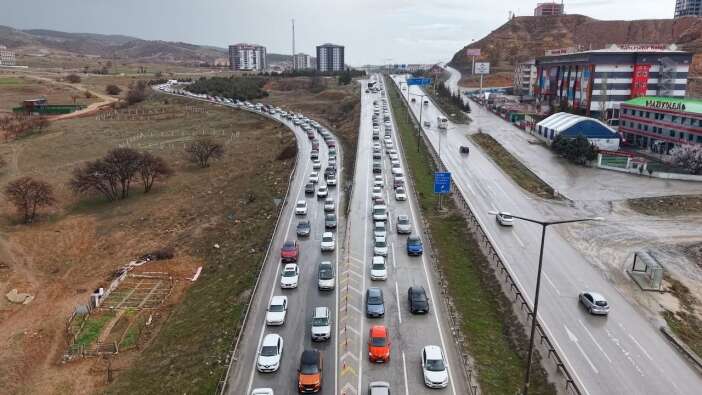 Bayram bitiyor, okullar açılıyor! Dönüş trafiği başladı