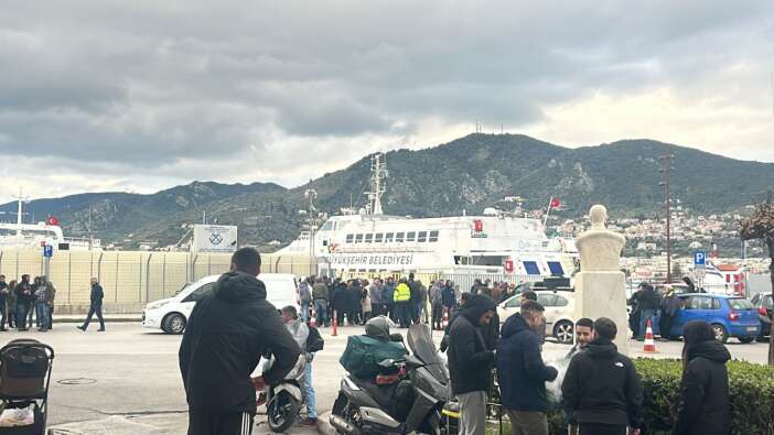 Midilli Adası'nda hayatı felç eden grev: Yunan çiftçilerin eylemi Türk tatilcileri vurdu
