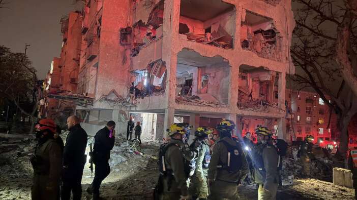 İran İsrail'e Arad'da cehennemi yaşattı! Füze saldırısında 6 ölü, 100'ün üzerinde yaralı