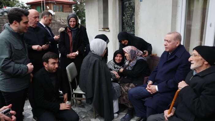 Cumhurbaşkanı Erdoğan Rize'de! Komşuları ile bayramlaştı