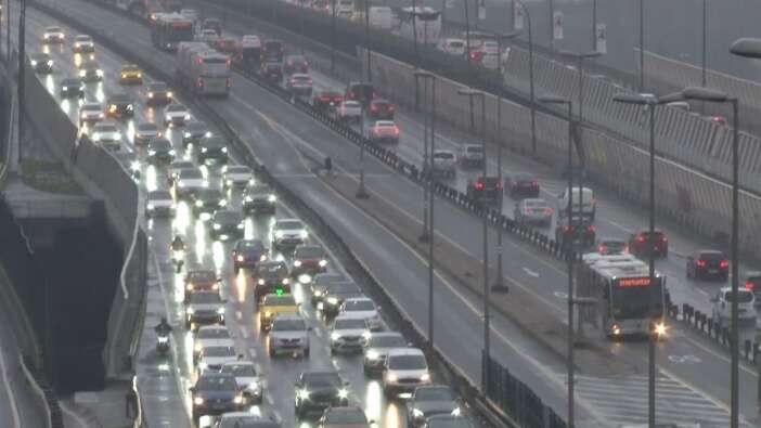 İstanbul'da trafik yoğunluğu %60'ı buldu