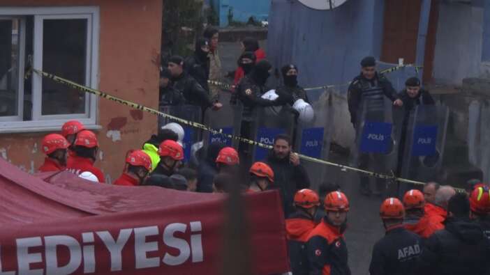 Fatih’te iki binanın çöktüğü mahallenin sakinleri konuştu: "Patlamayı duyduk, bomba zannettim"