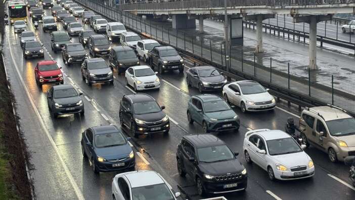 Bayram dönüşü ilk iş günü! İstanbul'da trafik kilitlendi