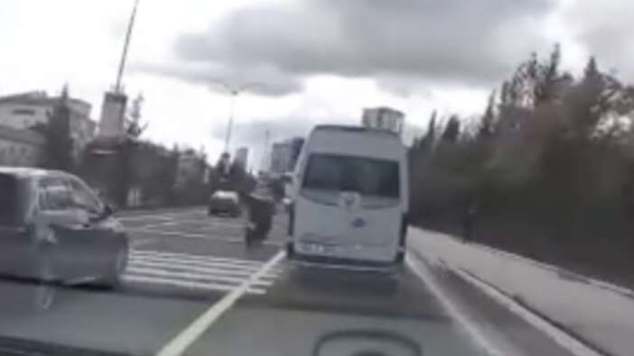 Elazığ'daki motosikletlinin tehlikeli hareketleri kamerada