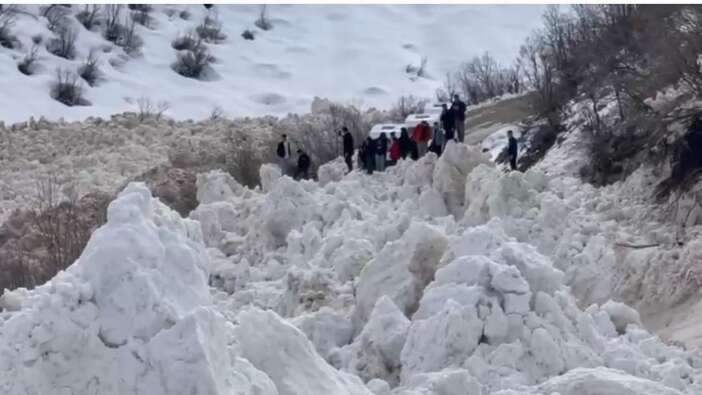 Şırnak'taki servis aracı çığ altında kalmaktan son anda kurtuldu