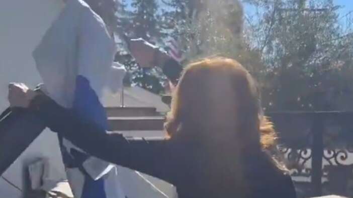 Amerika bu akımla çalkalanmaya başladı: "Mavi bayrağı çöp kutusuna atın"