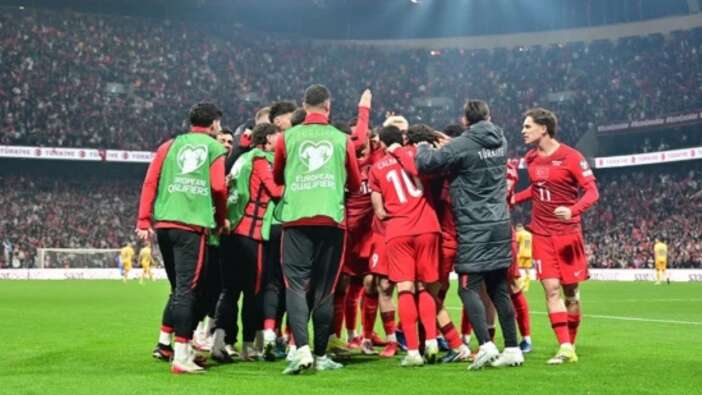 Milli Takım göğüs kabarttı! Ünlülerden peş peşe başarı kutlaması