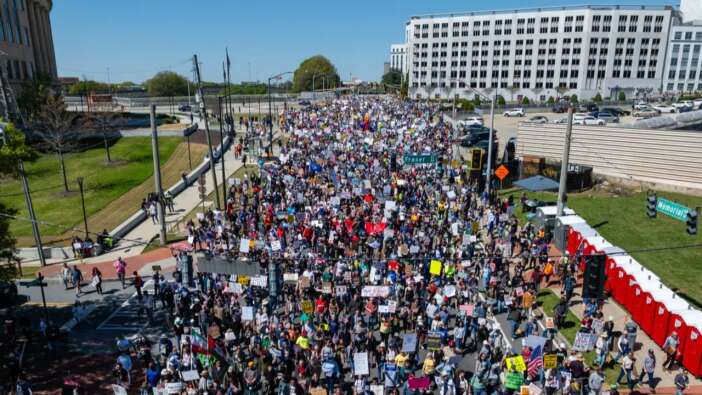 ABD'de milyonlar sokakta! Trump'a karşı "Krallara Hayır" protestosu