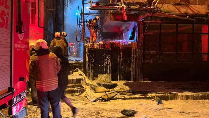 Bahçelievler'de hurda malzemelerin bulunduğu depoda yangın