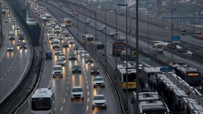 Hem yağış hem hafta başı! İstanbul'da trafik kilitlendi