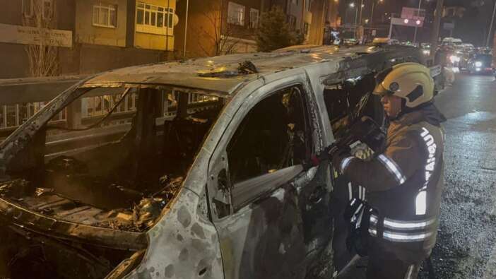 Ticari takside yangın paniği: Yolcular son anda tahliye edildi