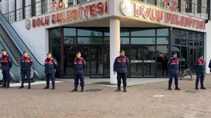 Bolu Belediyesi'ne operasyon! Jandarma ekipleri binada arama yapıyor