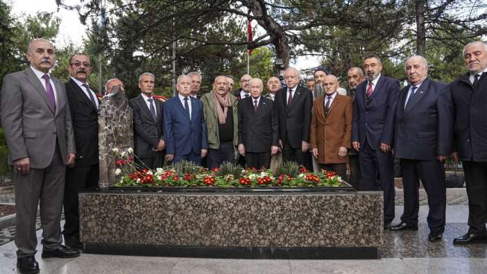 Devlet Bahçeli Alparslan Türkeş'in kabrini ziyaret etti