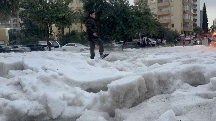 Adana'da sağanak ve dolu hayatı olumsuz etkiledi