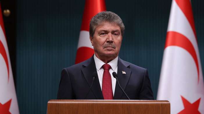 Güney Kıbrıs'tan alçak hareket! Türk bayraklarını yaktılar! KKTC Başbakanı Üstel'den jet hızında açıklama geldi