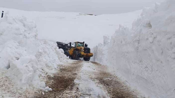 Hakkari'de kar yağışı nedeniyle 46 yerleşim yolu ulaşıma kapandı