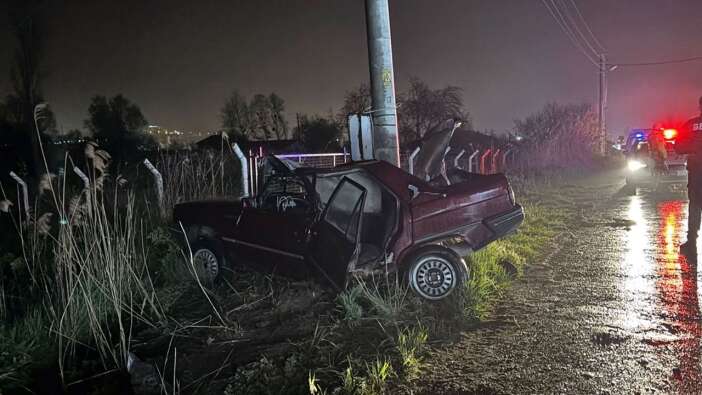 Kütahya'da feci kaza! Otomobil beton direğe çarptı: 1 ölü, 1 yaralı
