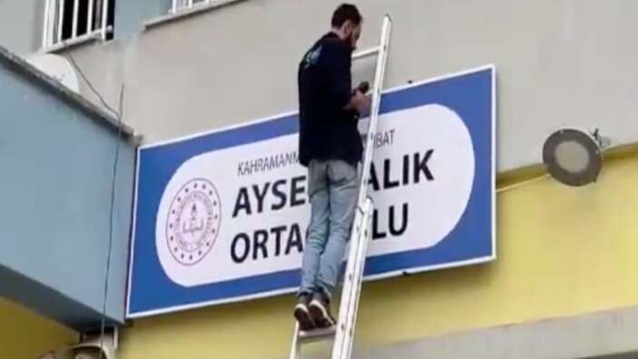 Ayser Çalık Ortaokulu tabelası, öğretim verilecek yeni binaya asıldı