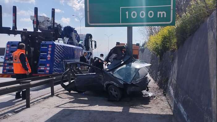 TEM Otoyolu'nda feci kaza! Otomobil yön levhasına saplandı
